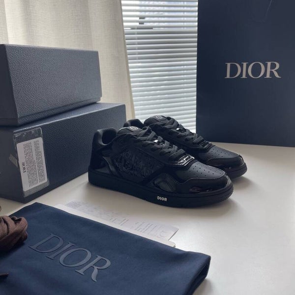 B27 Oblique Gravity Sneakers