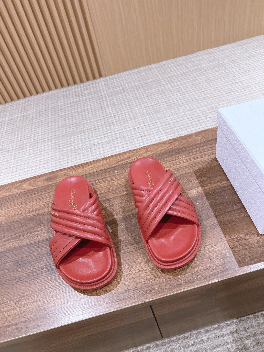 “24 CD women slides