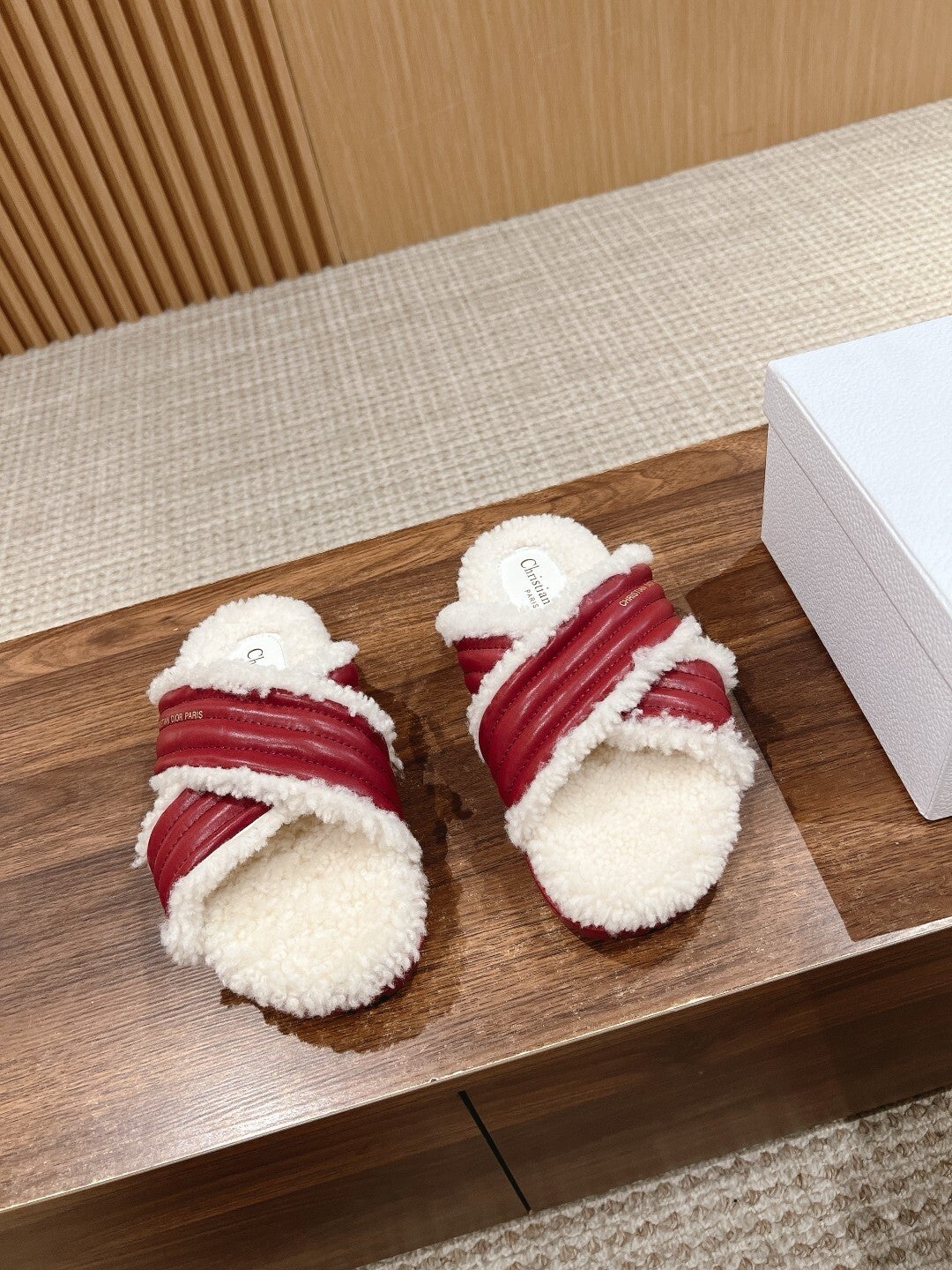 “24 CD women slides