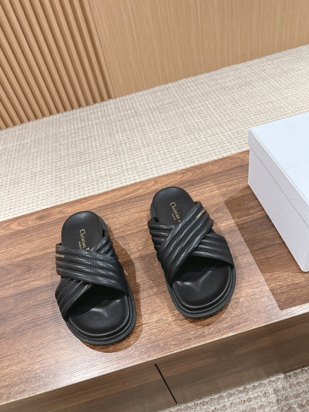 “24 CD women slides