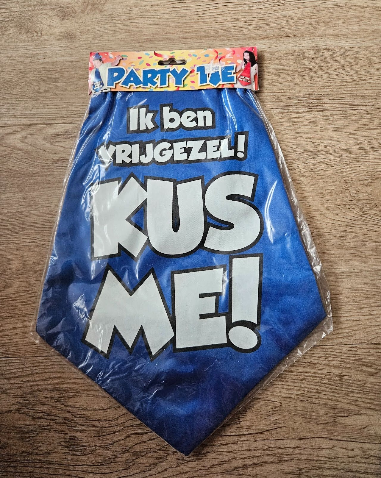 Ik ben vrijgezel! Kus me! Stropdas