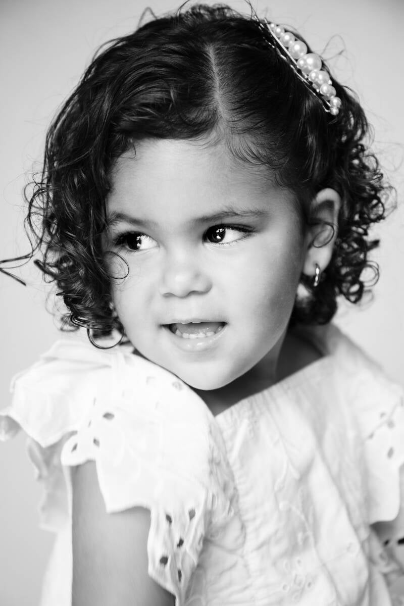 Blije peuter lachend tijdens een fotoshoot