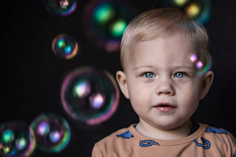 Spontane lach van een peuter tijdens een speelse fotoshoot