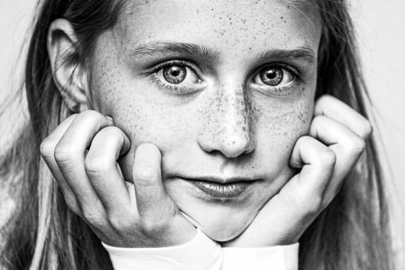 Portretfoto van een dagdromend kind