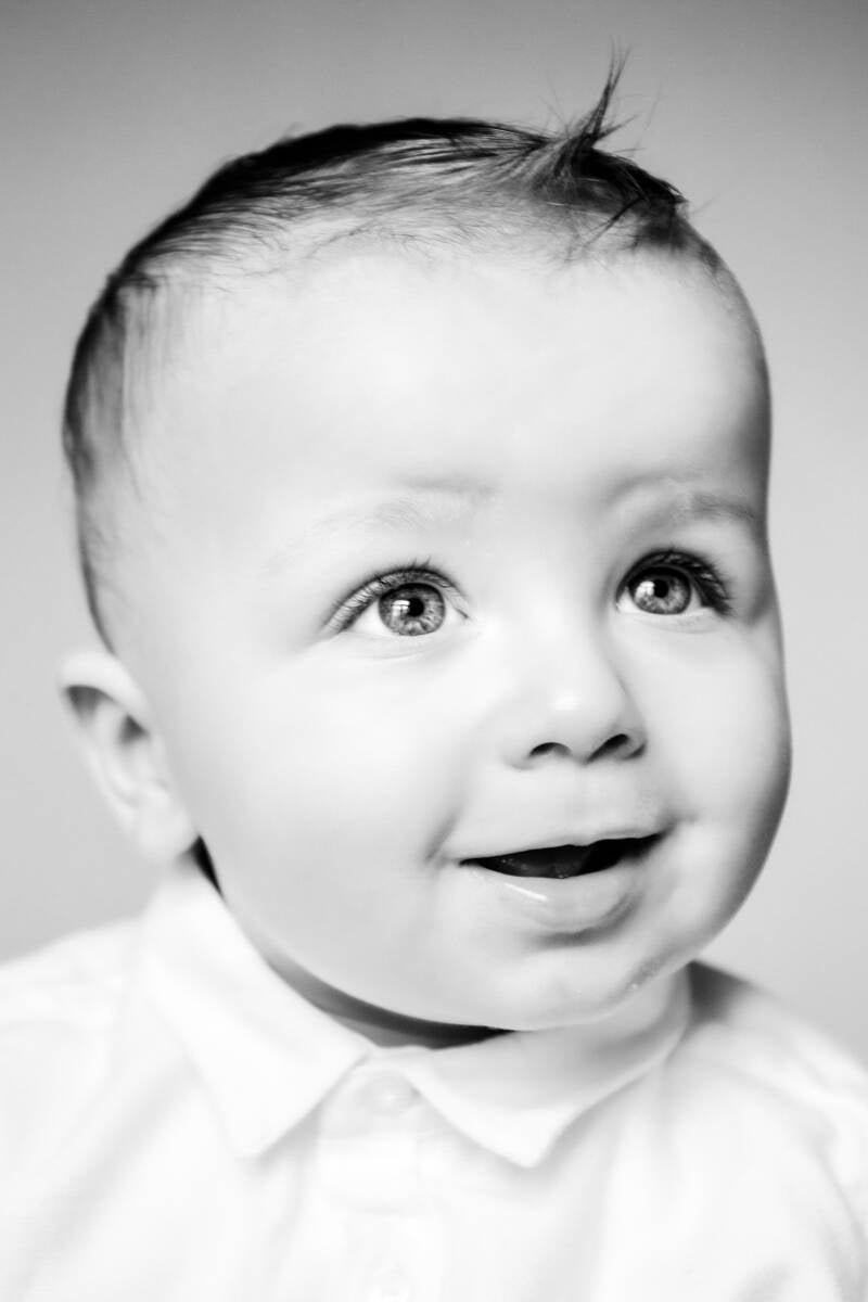 Lieve baby kijkt naar mama in Den Haag