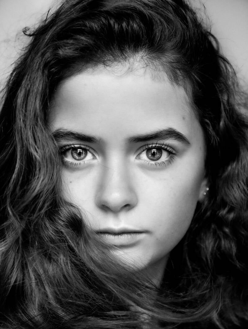 Lief portret van een kind met natuurlijke expressie