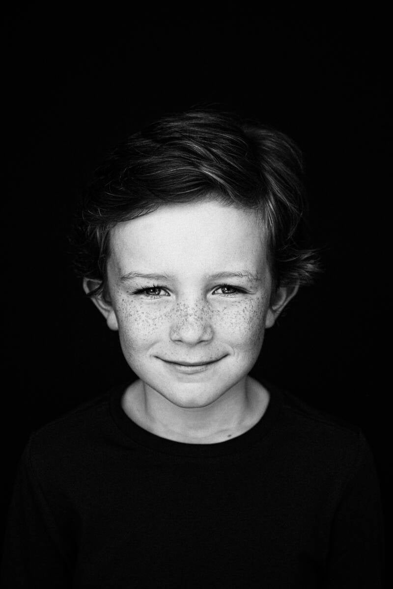 Lief portret van een kind met natuurlijke expressie