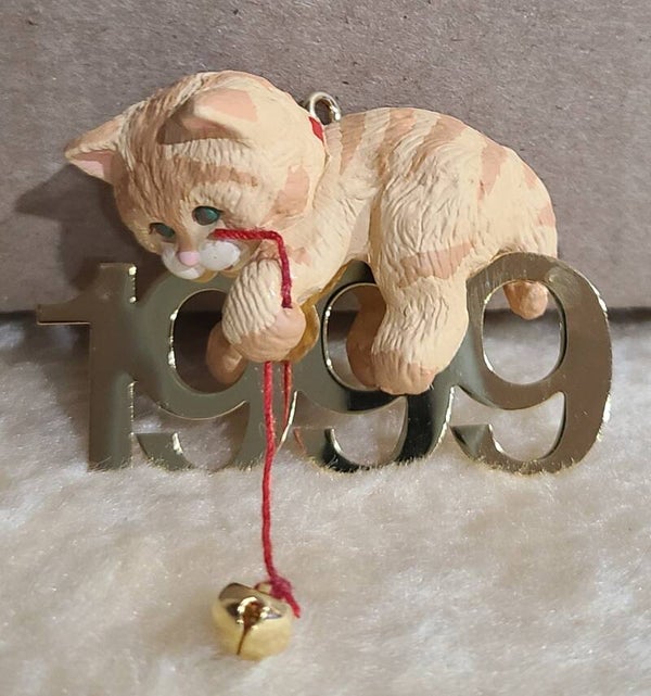 1999 Fabulous Decade Collector's Series #10 (Kitten) - Hallmark Ornament