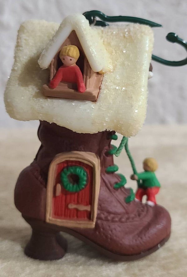 1985 - Children in Shoe