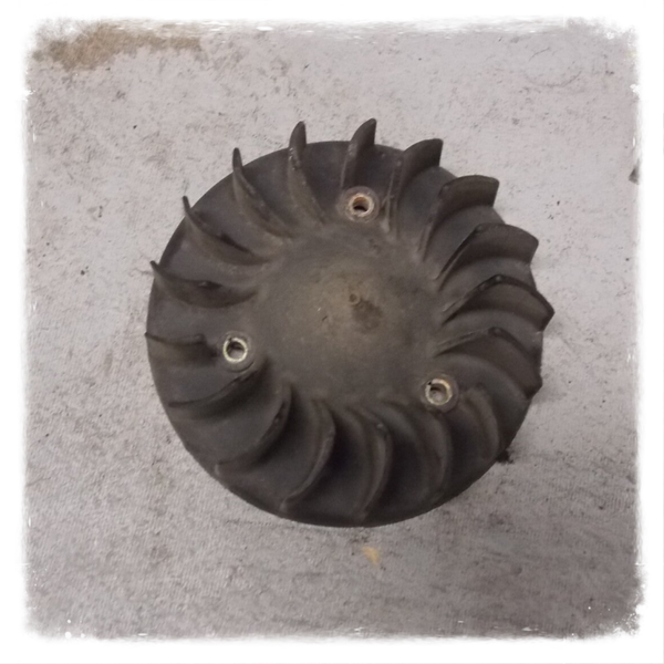 Aprilia SR 50 R Factory 2 T Lichtmaschine Lüfterrad Original Piaggio