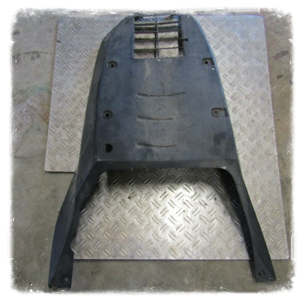 Suzuki Burgman UH 200  Verkleidung Unterboden