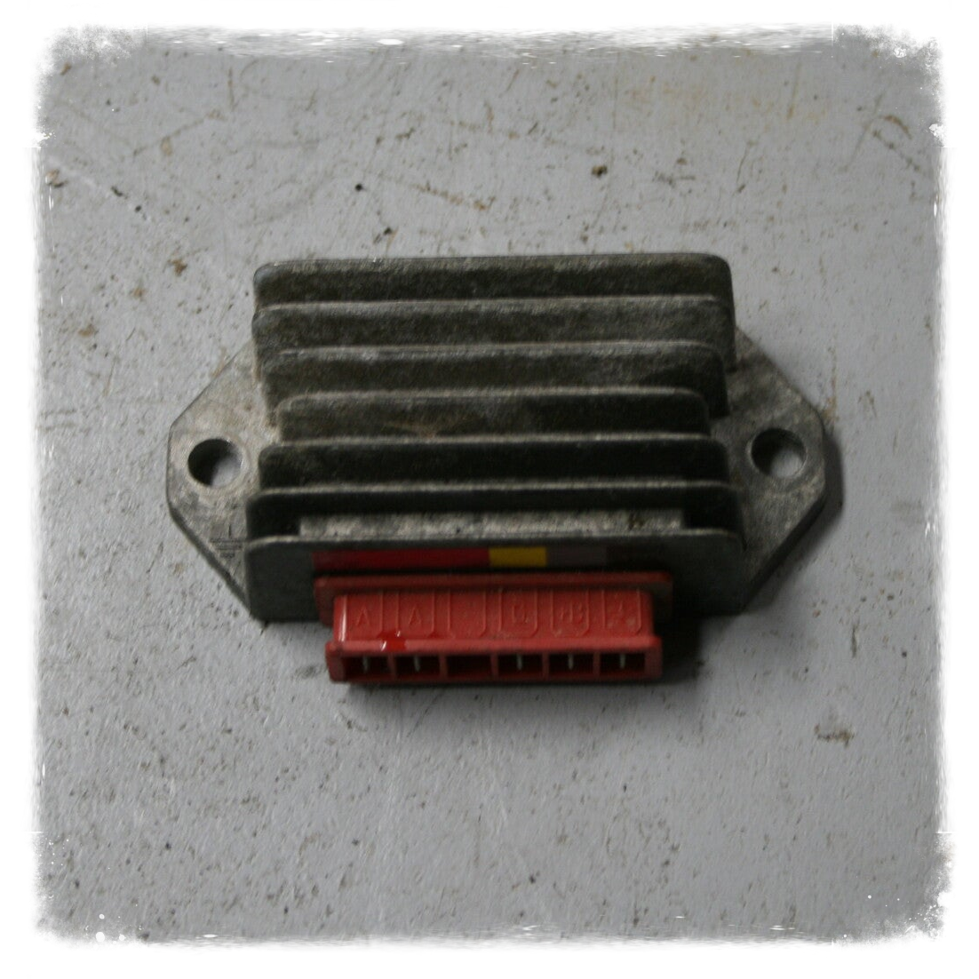Piaggio TPH 50 Spannungsregler Original