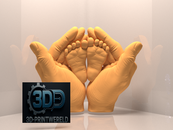 3D-geprinte babyvoet in de handen van een moeder