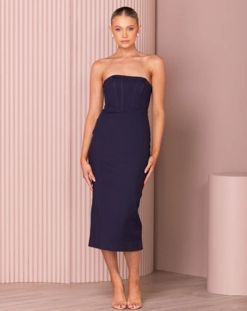 ✨ Timeless Elegance – Hire This Dress Now! ✨