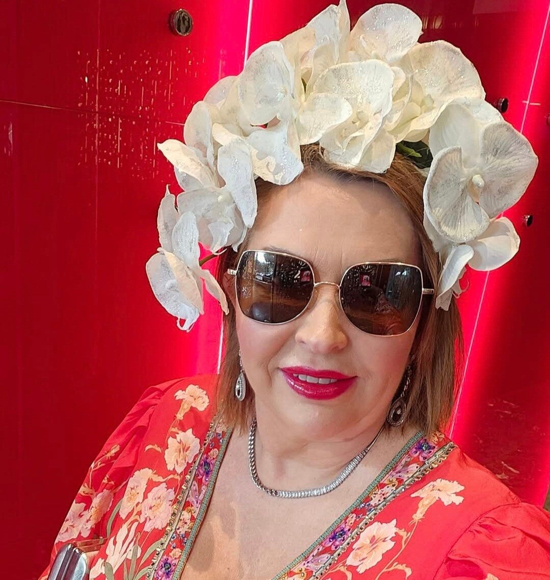 ✨ Hire This Stunning White Floral Fascinator! ✨