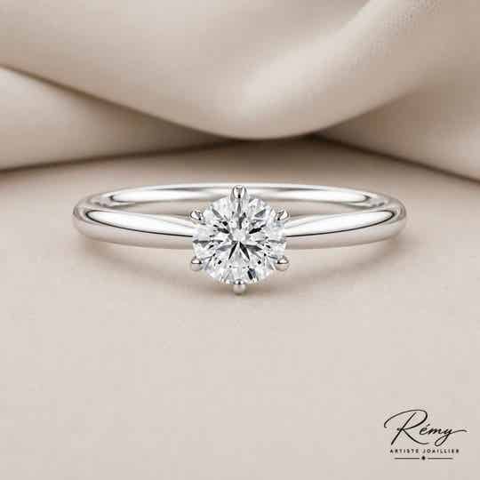 Bague solitaire en platine 950 et diamant rond 0,30 ct
