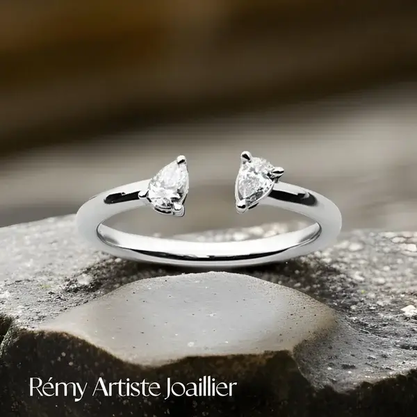 799€ Bague 2 diamants synthétiques  Taille poire: 0,20 carat GVs  Or 750/1000 2,80 grammes