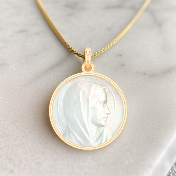 Médaille Becker – Vierge en nacre & or 750 – 18 mm – Douceur incarnée