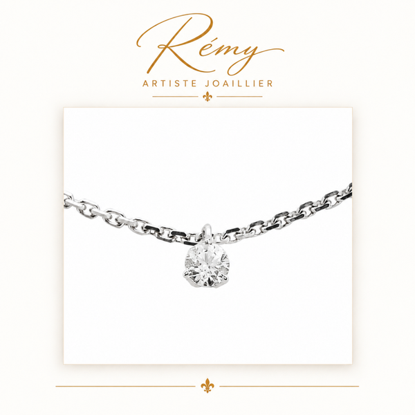 Collier solitaire trois griffes – Or blanc 750 – Diamant GVS 0,30 ct