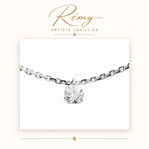 Collier solitaire trois griffes – Or blanc 750 – Diamant GVS 0,40 ct