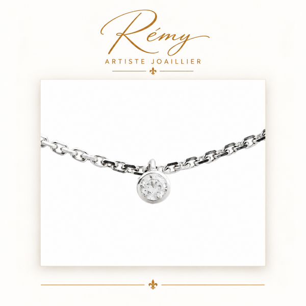 Collier solitaire serti clos – Or blanc 750 – Diamant GVS 0,15 ct