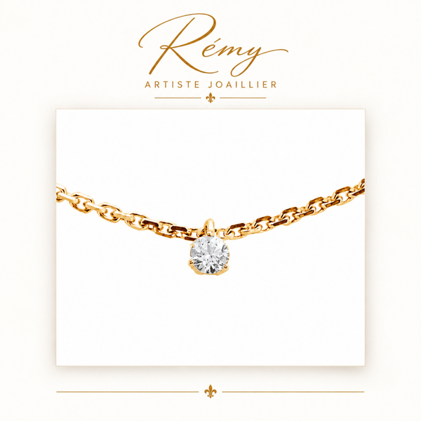 Collier solitaire trois griffes – Or jaune 750 – Diamant GVS 0,20 ct