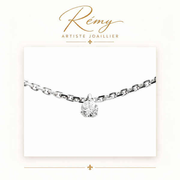 Collier solitaire trois griffes – Or blanc 750 – Diamant GVS 0,10 ct
