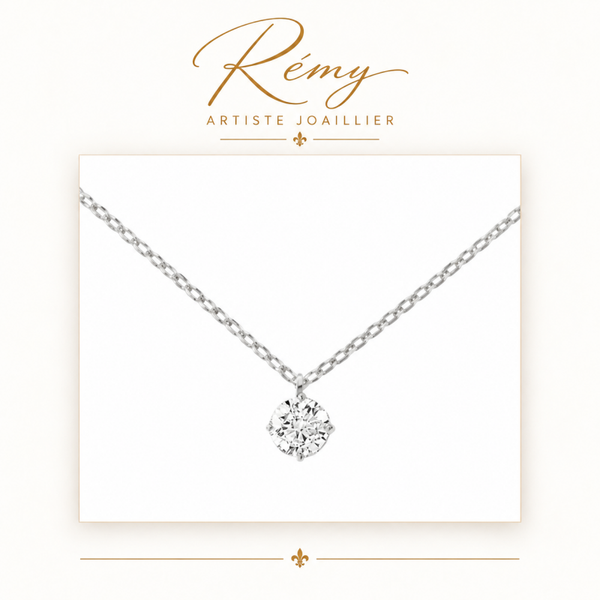 Collier solitaire quatre griffes avec bélière – Or blanc 750 – Diamant GVS 0,30 ct