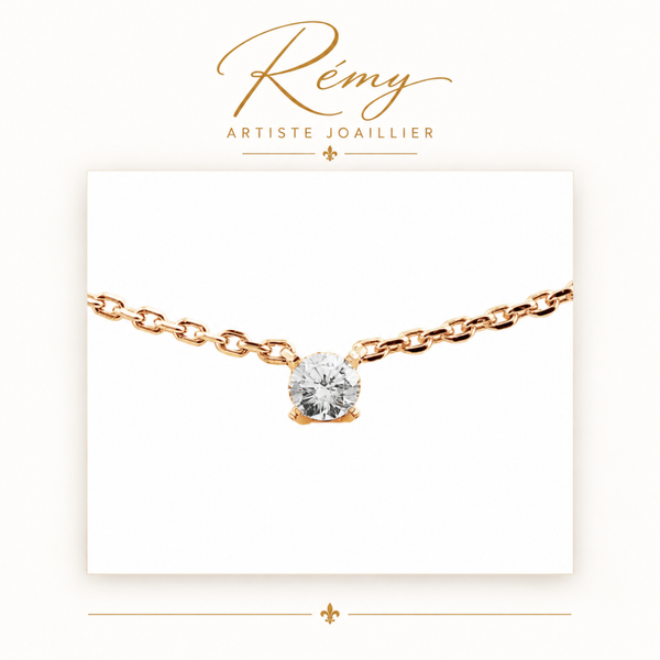 Collier solitaire quatre griffes – Or jaune 750 – Diamant GVS 0,10 ct