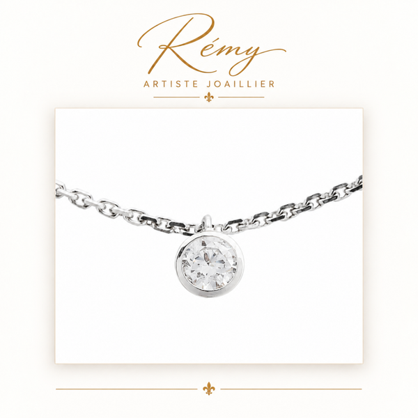 Collier solitaire serti clos – Or blanc 750 – Diamant GVS 0,40 ct