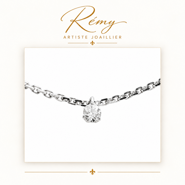 Collier solitaire trois griffes – Or blanc 750 – Diamant GVS 0,25 ct
