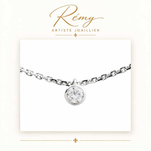 Collier solitaire serti clos – Or blanc 750 – Diamant GVS 0,30 ct