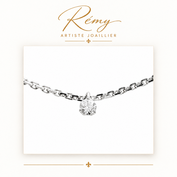 Collier solitaire trois griffes – Or blanc 750 – Diamant GVS 0,20 ct