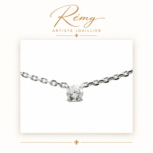 Collier solitaire quatre griffes – Or blanc 750 – Diamant GVS 0,10 ct