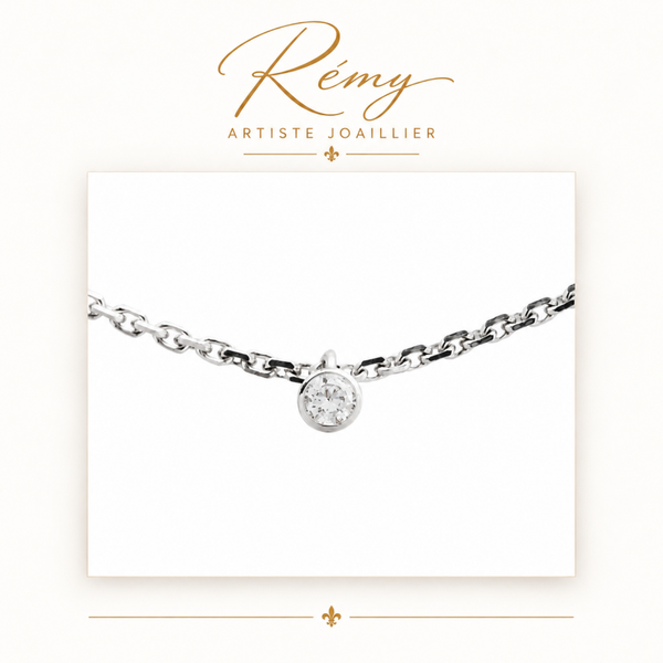 Collier solitaire serti clos – Or blanc 750 – Diamant GVS 0,10 ct