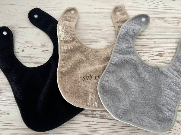 Gepersonaliseerd Babyslabbetje met Naam – Geborduurd & Handgemaakt Kraamcadeau