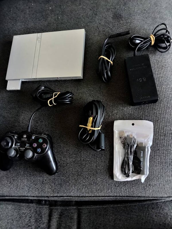 PlayStation 2 Slim met accessoires