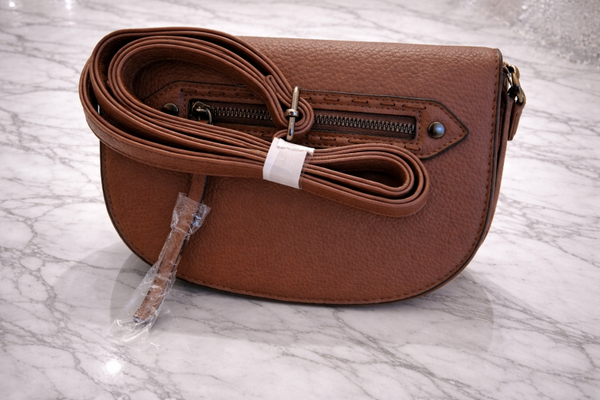 Stijlvolle bruine tas met lang hengsel