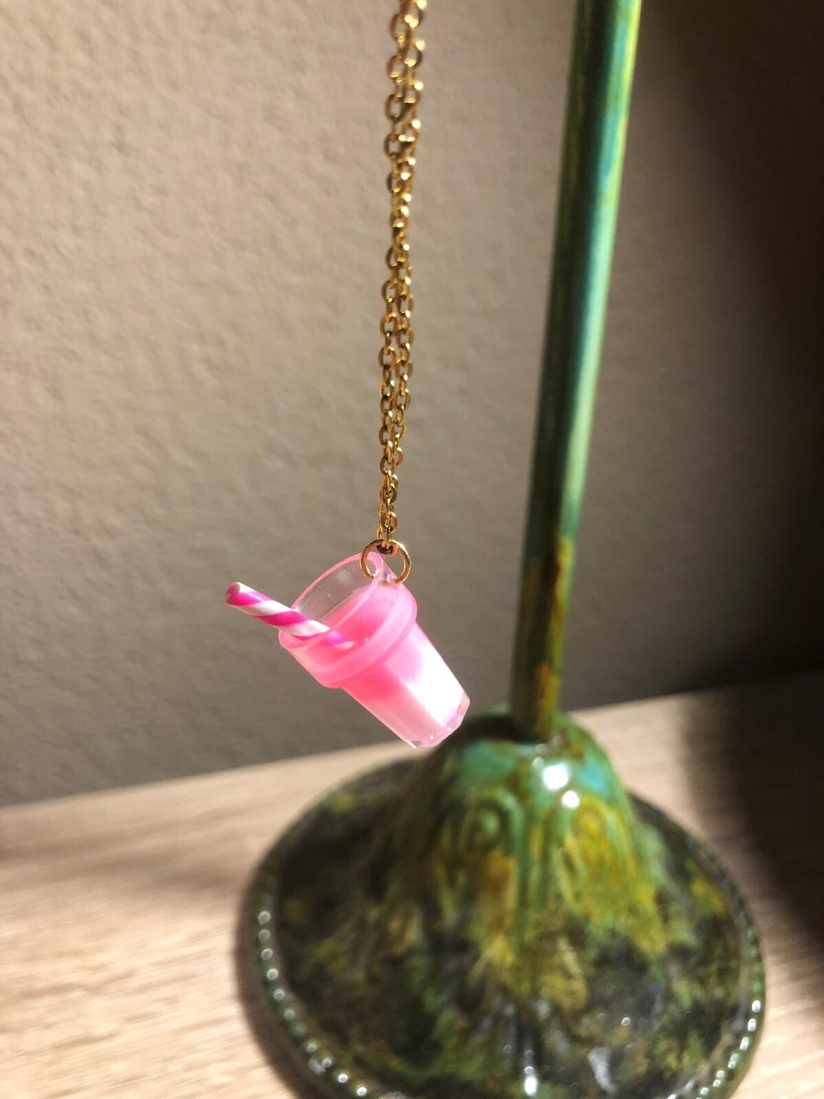 Ketting: roze shake.