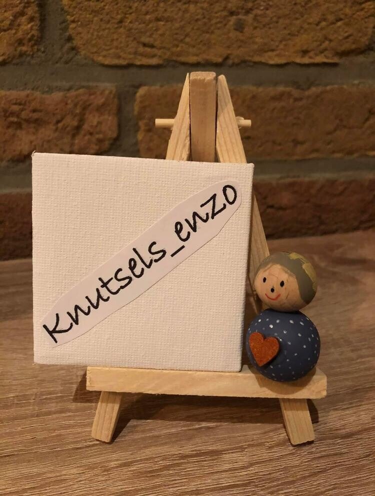 Handbeschildere pegdolls. Knutsels_enzo staat voor betaalbare, handgemaakte sieraden, assecoires en kaarsen.
