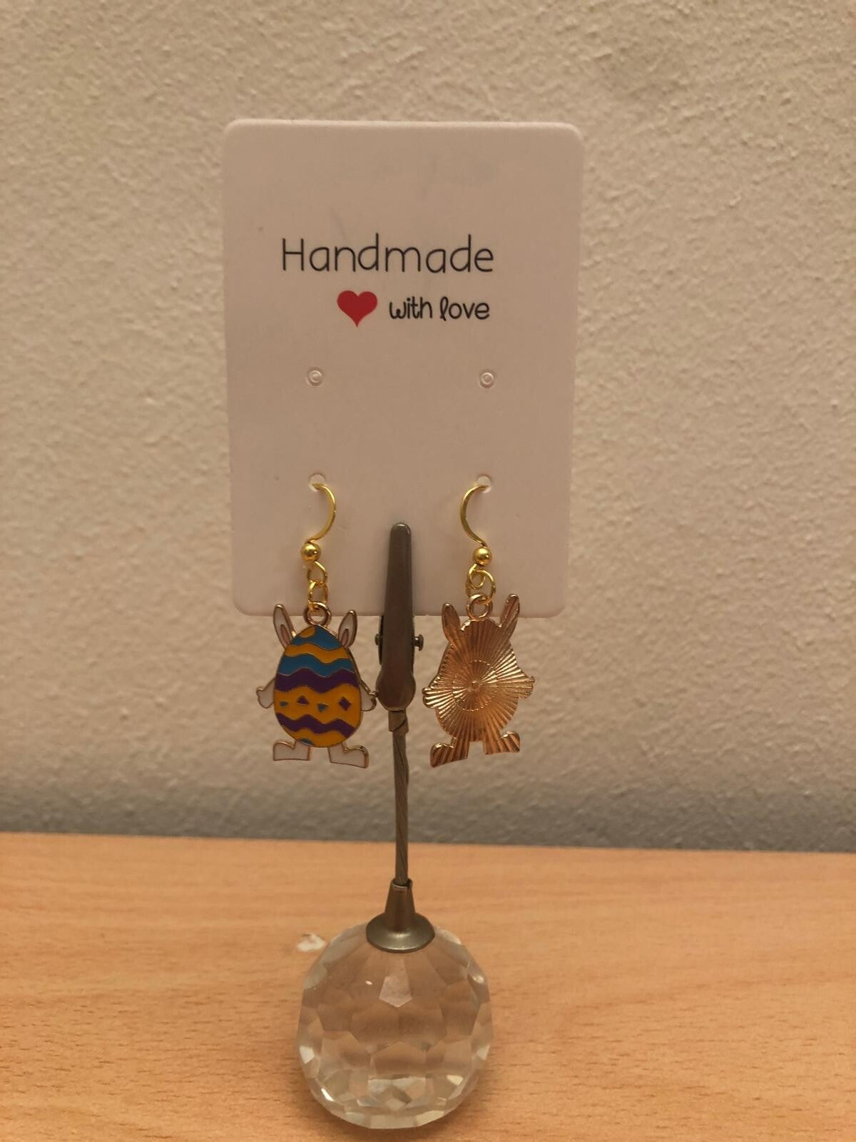 Oorbellen paaseieren regenboog met voetjes en oortjes.