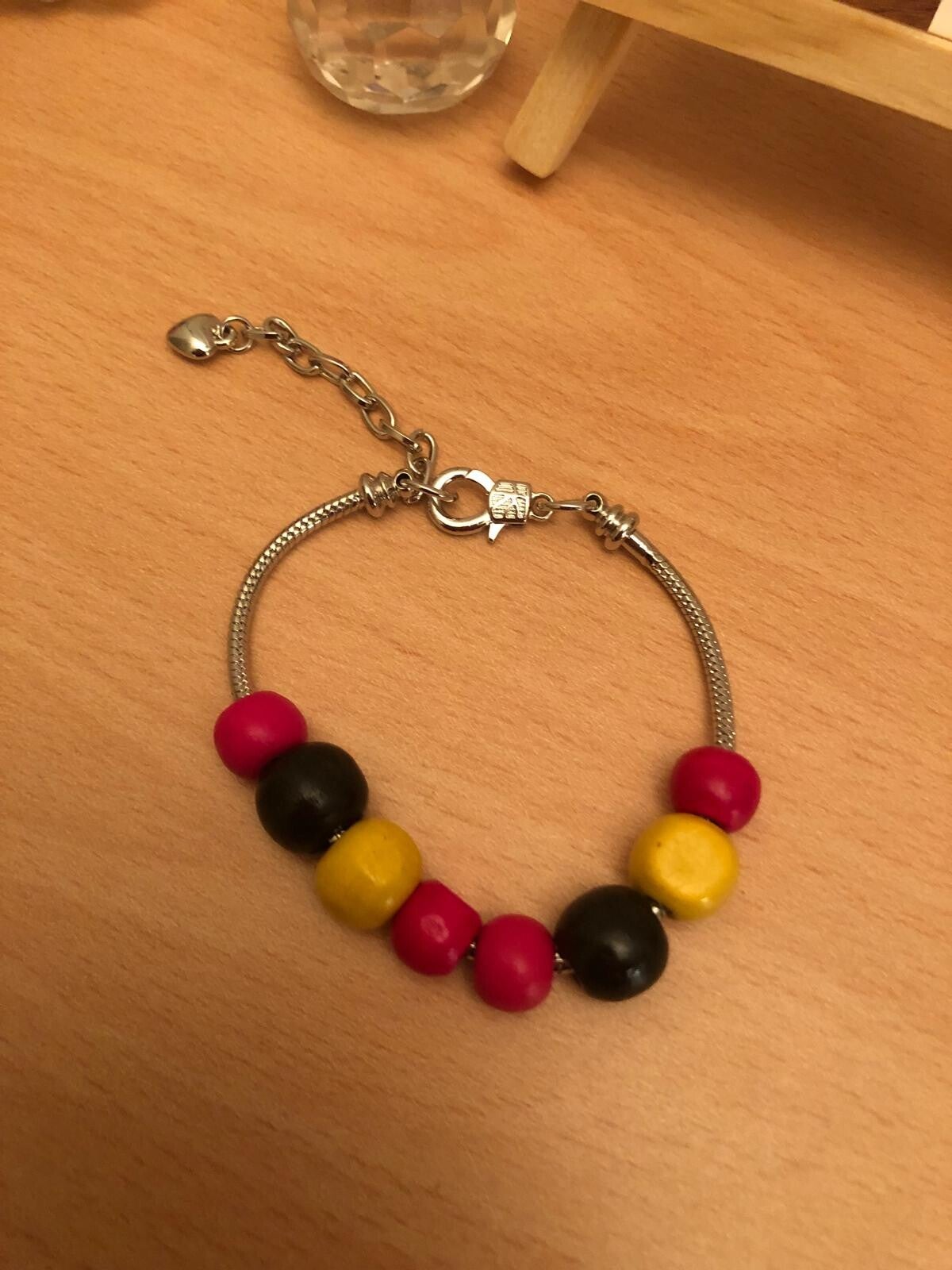 Armband: Zilverkleurige met houten kralen