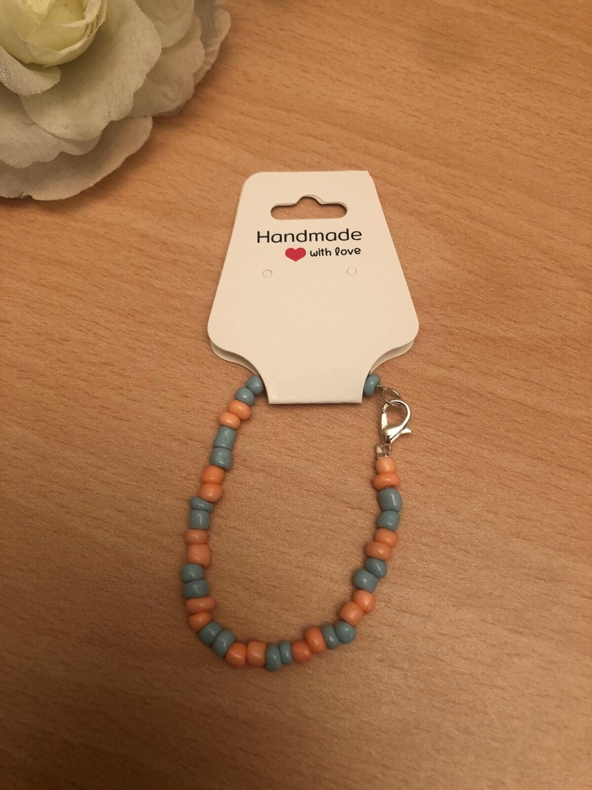 Armbandje rocailles kleur: zalm en lichtblauw