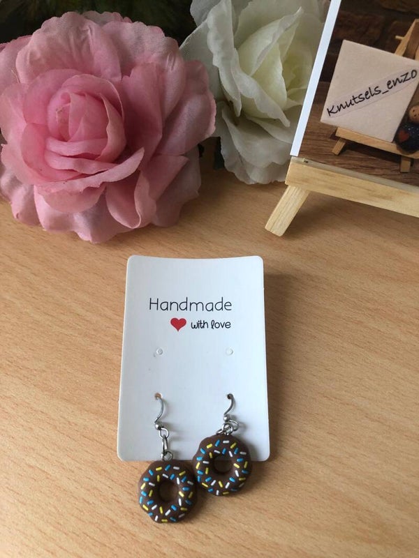 Oorbellen met donkerbruine donuts