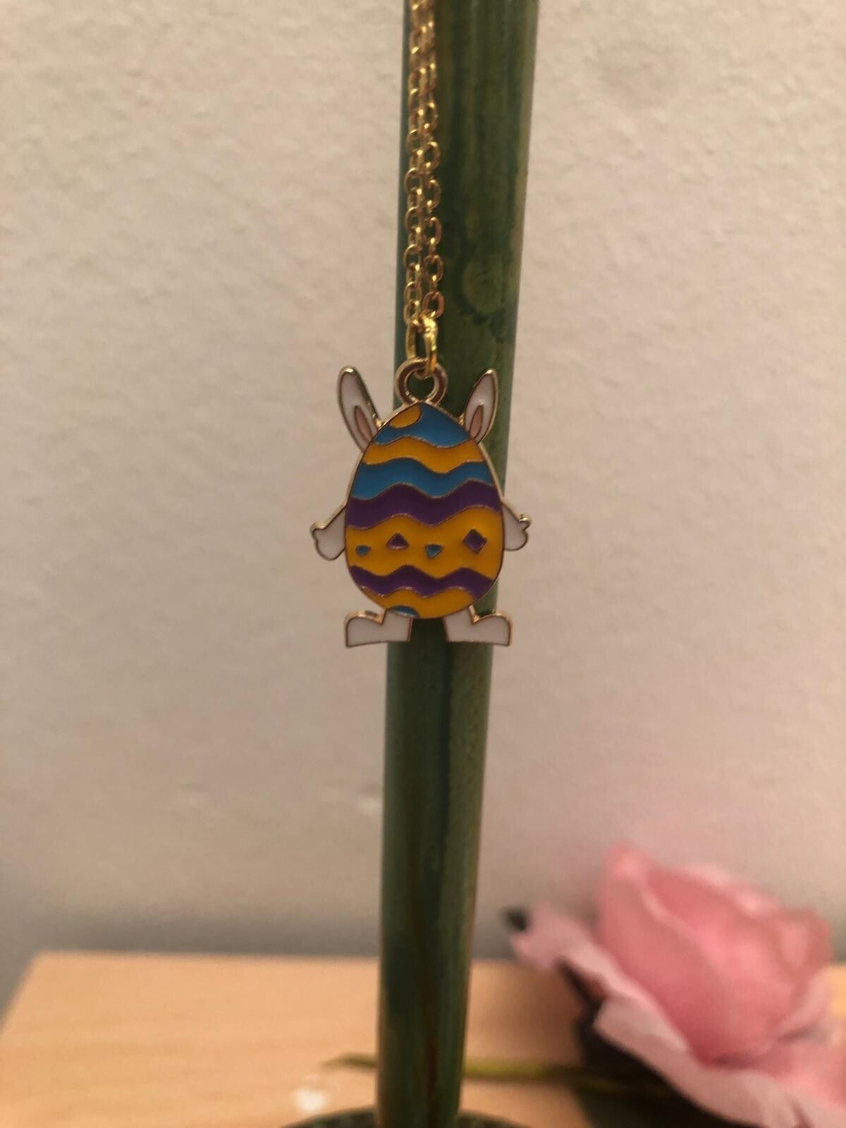 Ketting: paasei regenboogkleuren met oortjes en voetjes.