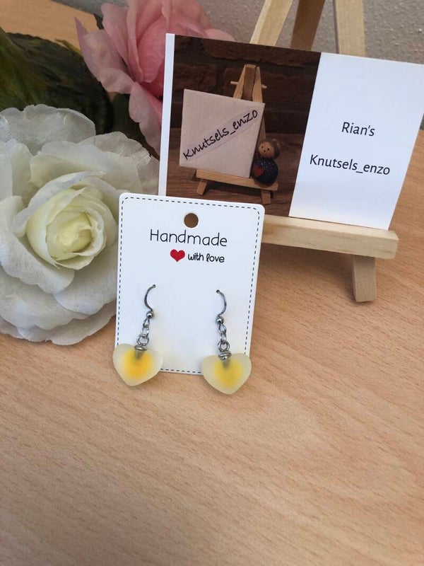 Oorbellen ‘Frosted ‘ hart geel