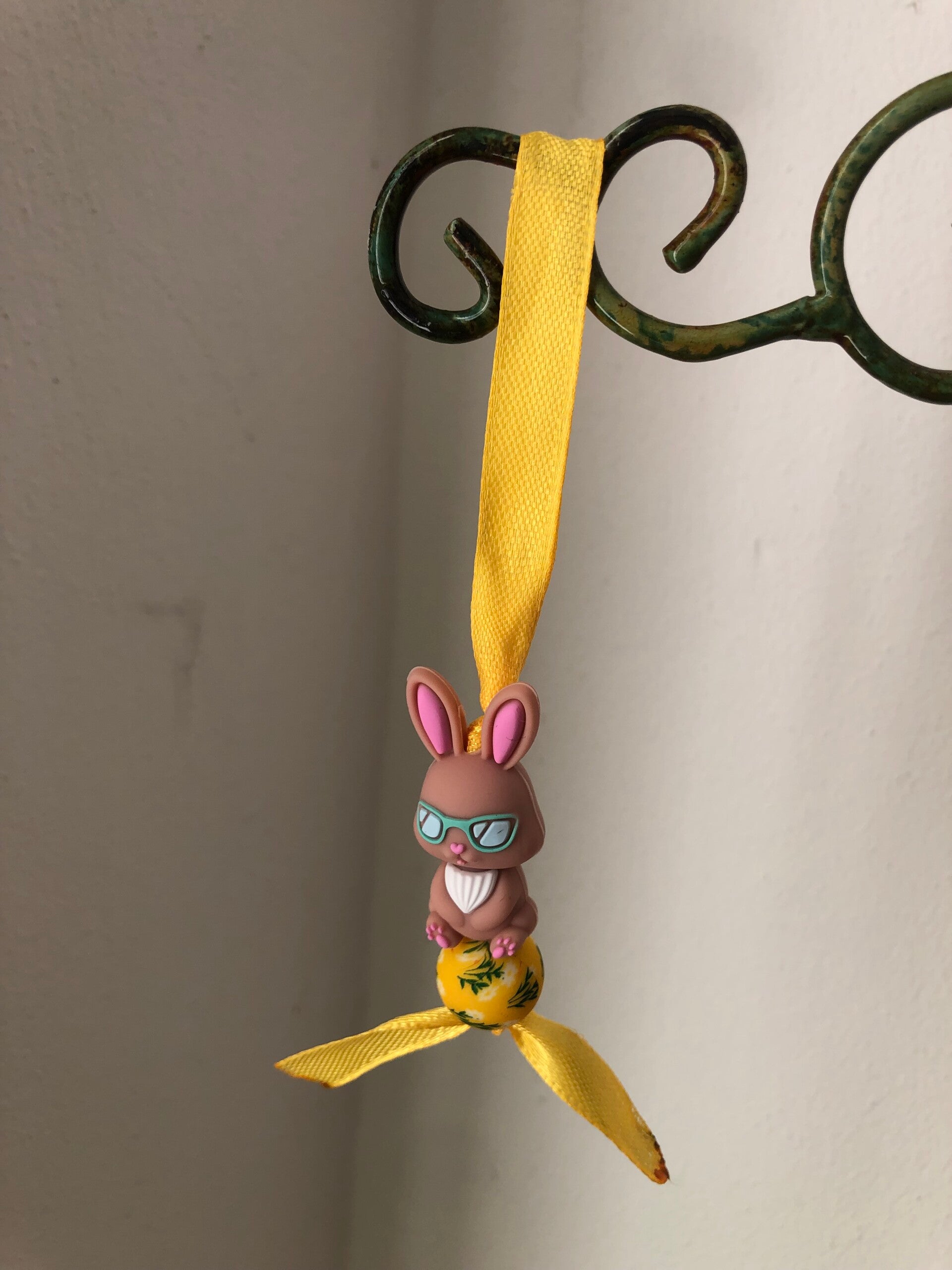 Paasdecoratie Paashaas geel