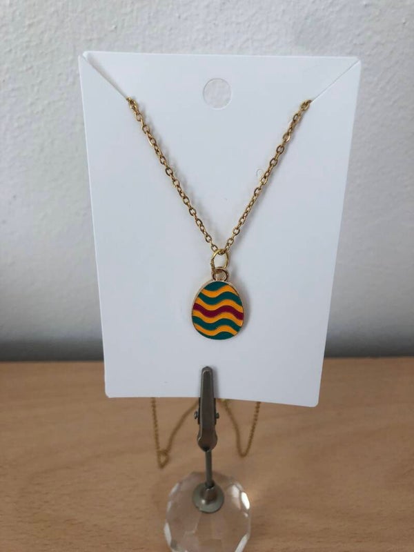 ketting: Paasei met gekleurde golven