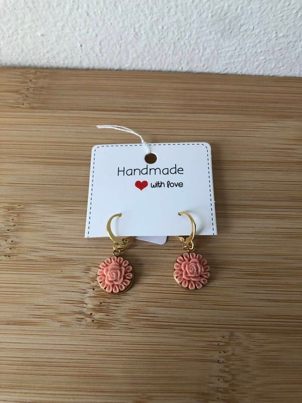 Goudkleurige creolen met hanger roze bloem