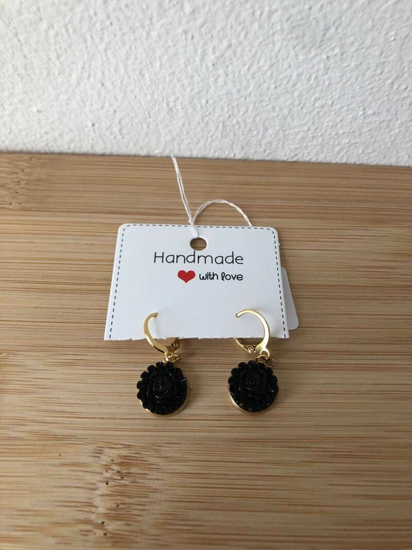 Goudkleurige creolen met hanger bloem zwart